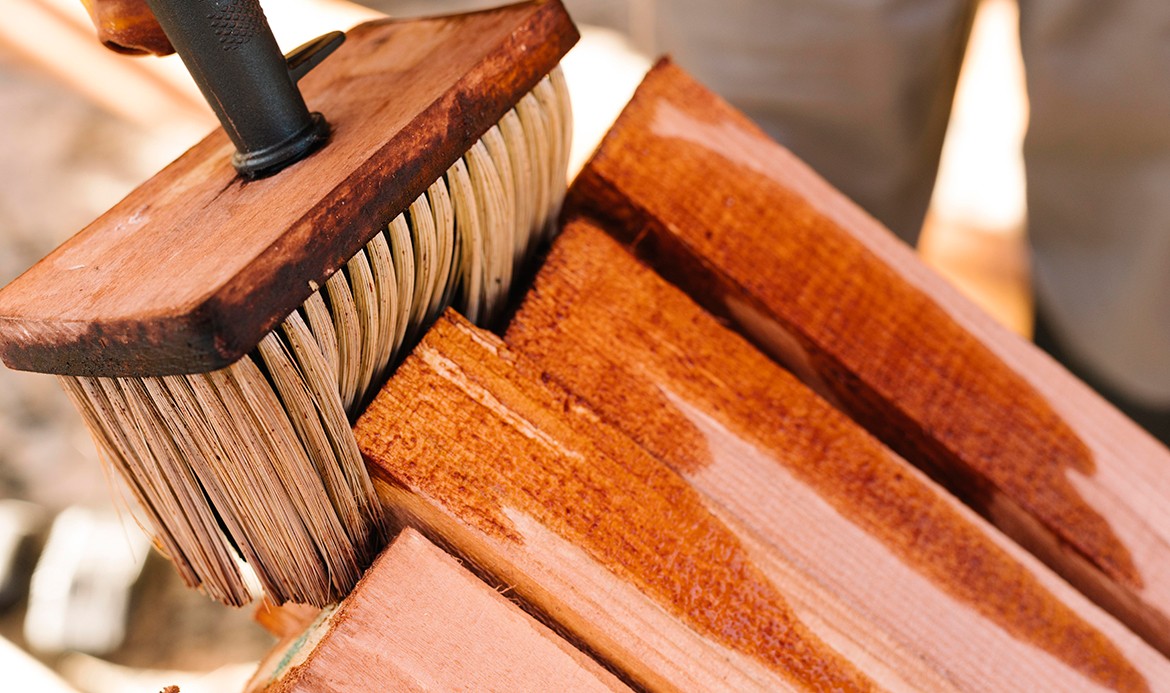 Qué rodillo y brocha utilizar para barnizar o tintar lamas de madera?